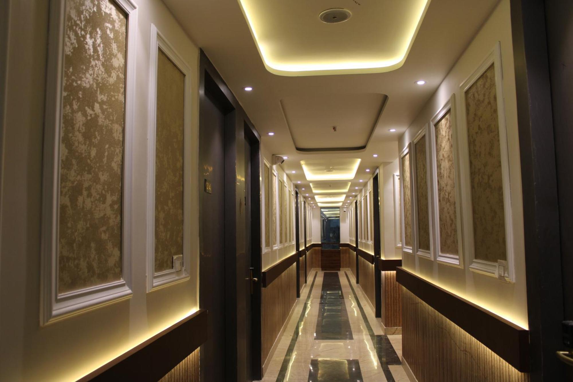 Hotel Gold Stone Kanpur Esterno foto
