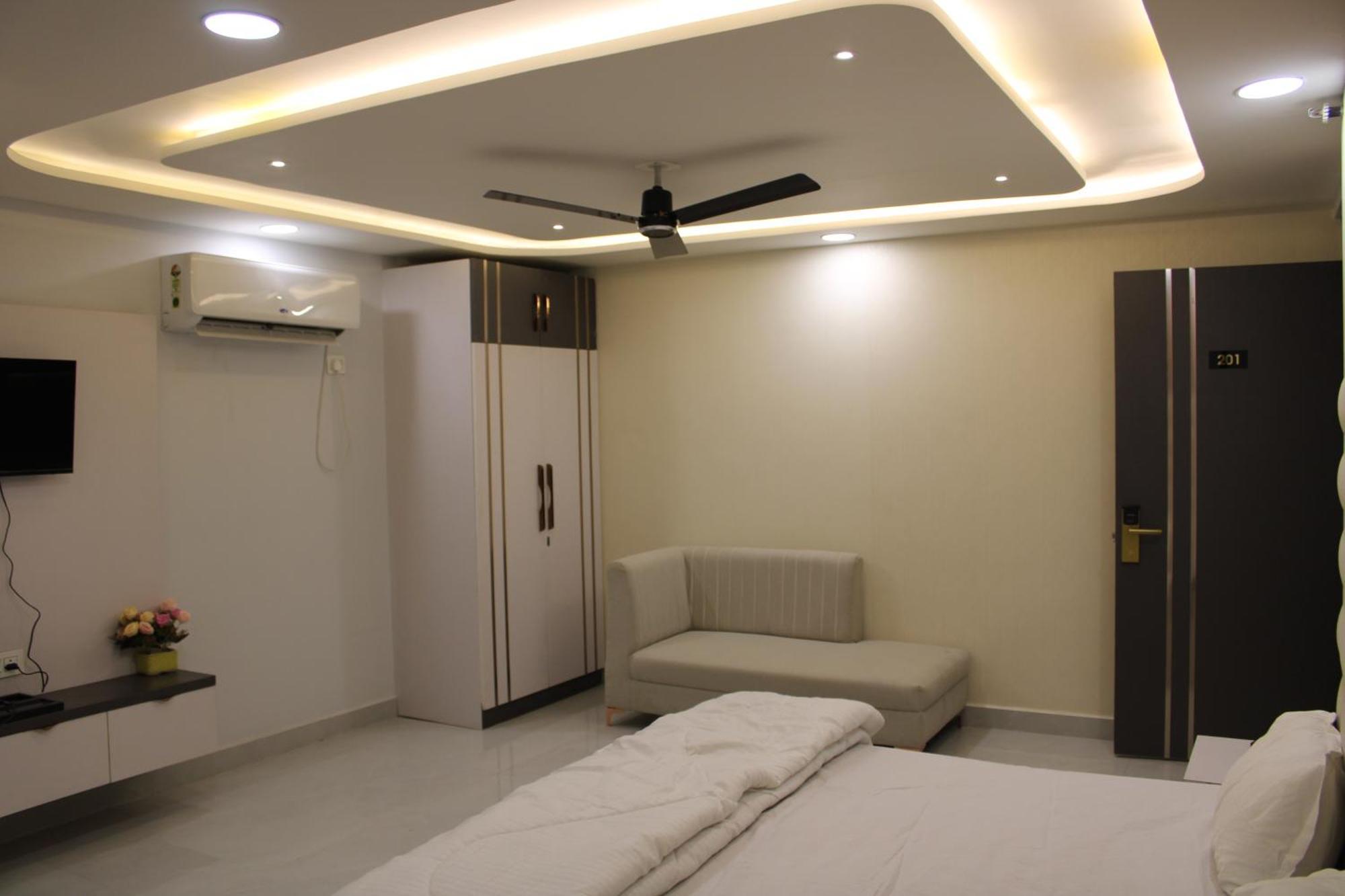 Hotel Gold Stone Kanpur Esterno foto