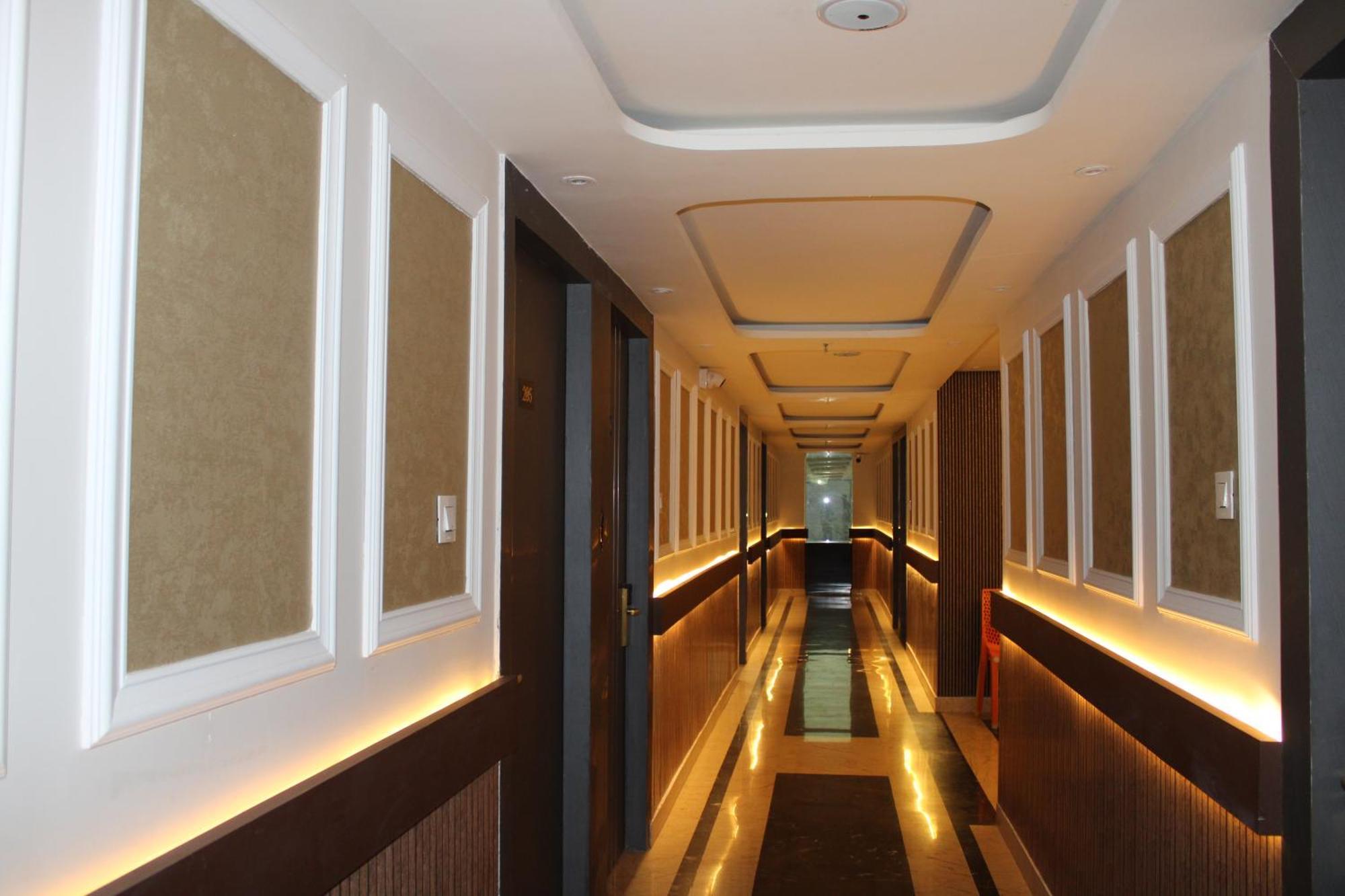 Hotel Gold Stone Kanpur Esterno foto