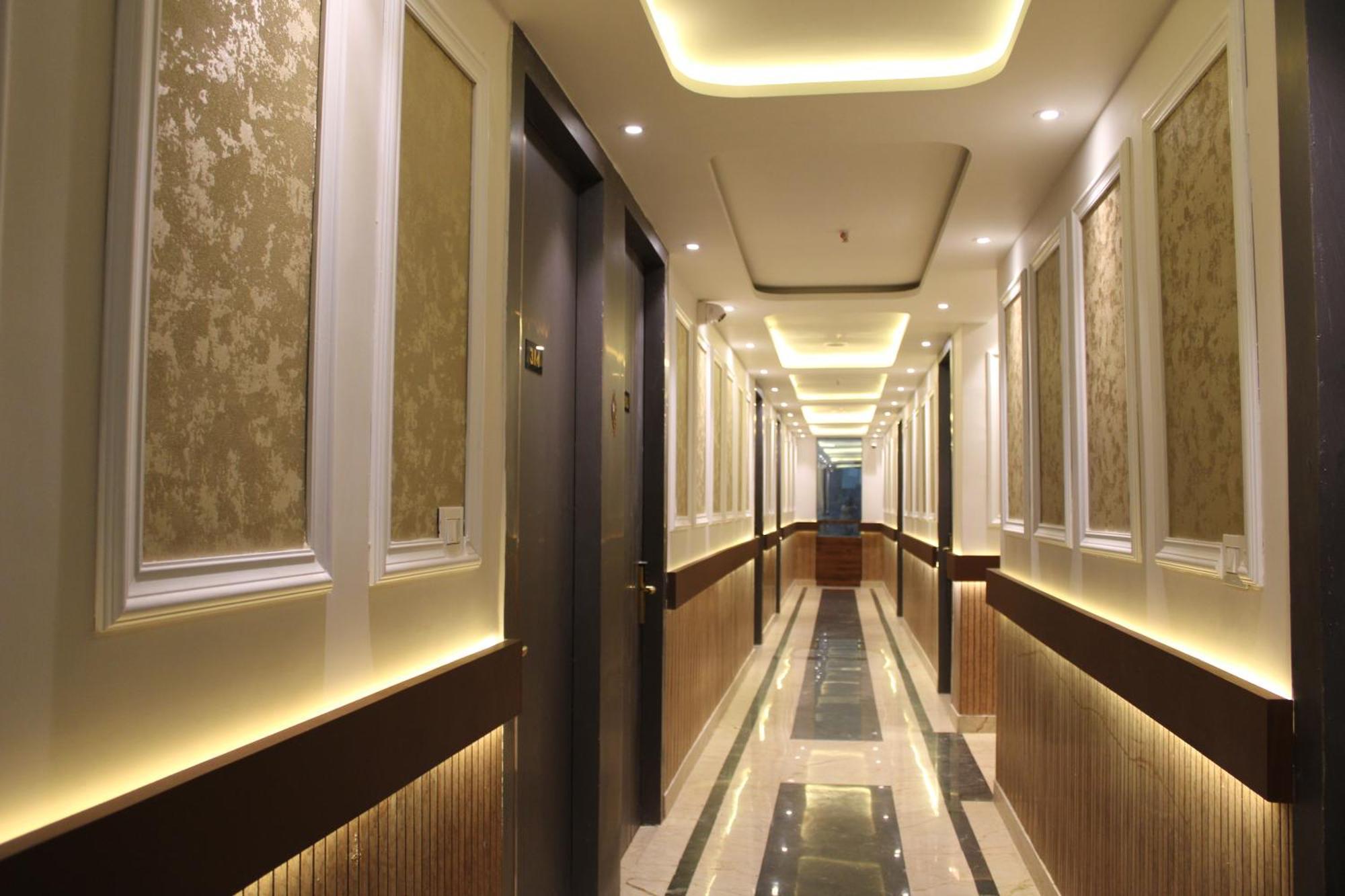 Hotel Gold Stone Kanpur Esterno foto